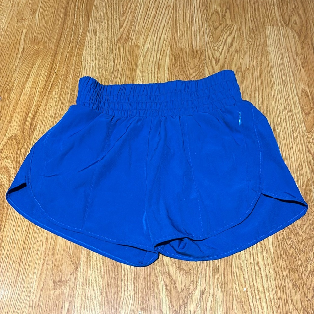 - Size Small
- Color: Bold blue
- Features: Elasticc waistband & zip up pockets